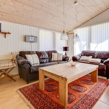 Three-bedroom Holiday In * Hals